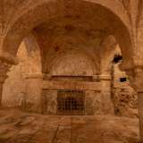 Il gioiello della cripta si trova in basso a un altare ricavato nella pietra, l� dove una grata dorata custodisce la nicchia in cui nel 1087 vennero custodite le reliquie di San Nicola
